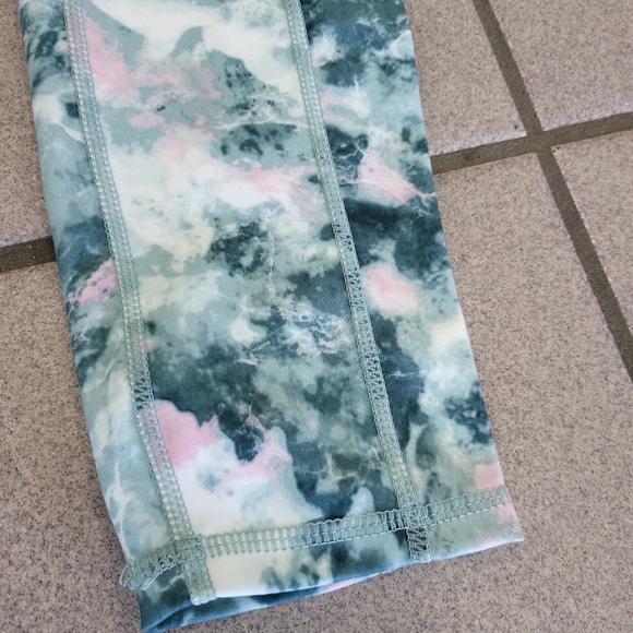 NWT Women XS GAIAM OM-DRI Hi Rise Pocket Capri Berkley Print Exercise Yoga Pants - Picture 2 of 10